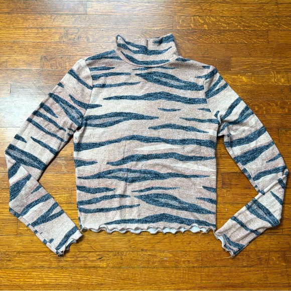 NWOT Love, Fire Tiger Cropped Mock Turtleneck Top M - Picture 4 of 6